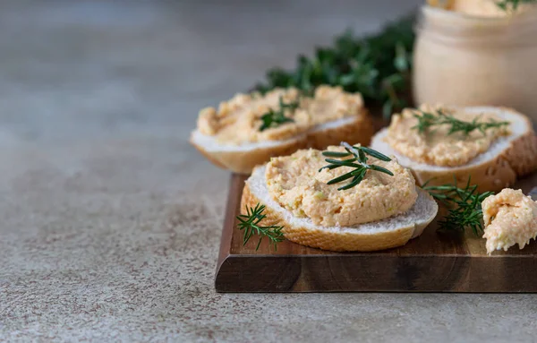 Hemlagad Paté Spridning Eller Mousse Glasburk Med Skivat Bröd Och — Stockfoto