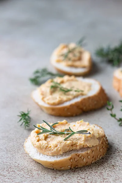 Paté Casero Untado Mousse Frasco Vidrio Con Pan Rebanado Hierbas — Foto de Stock