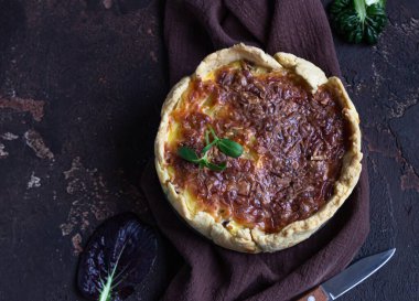 Ev yapımı tavuk, mantar ve patates turtası veya kiş, koyu kırsal beton arka plan. Fransız mutfağı. Seçici odak.