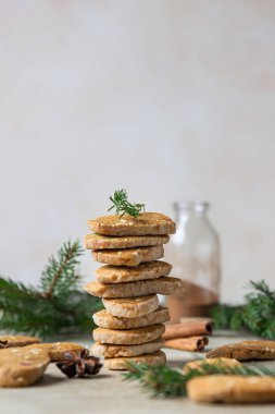 Şekerli meyveli Danimarka usulü baharatlı kurabiye, tarçın çubukları ve anason, hafif arka plan. Köknar dallı bayram ya da yeni yıl arkaplanı.