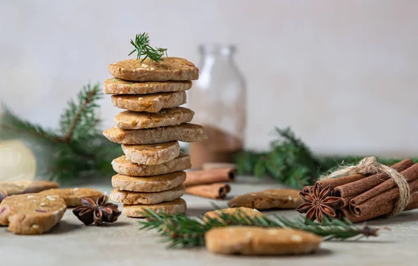 Dánské kořeněné máslové sušenky s kandovaným ovocem, skořicovými tyčinkami a anýzem, světlé pozadí. Slavnostní Vánoce nebo Nový rok pozadí s jedlovými větvemi. — Stock fotografie