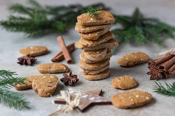 Danish spicy butter cookies with candied fruits, cinnamon sticks and anise, light background. Festive Christmas or New Year background with fir branches. — Stock Photo, Image