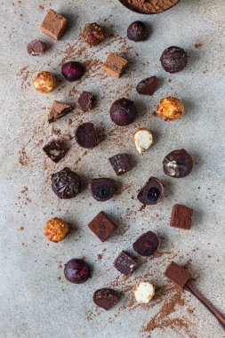 Hafif taşlı arka planda çikolatalı trüf ve şekerler. Ev yapımı çikolatalı trüf ve kakao tozlu şekerler. Seçici odaklanma. Üst görünüm.