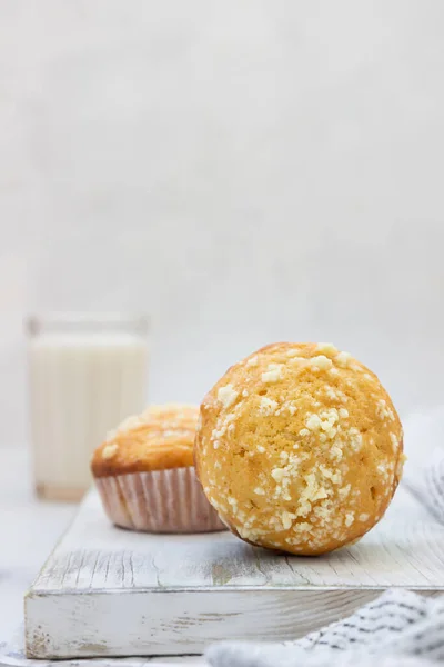 Muffins Vainilla Muffins Con Streusel Vasos Papel Con Vaso Leche — Foto de Stock