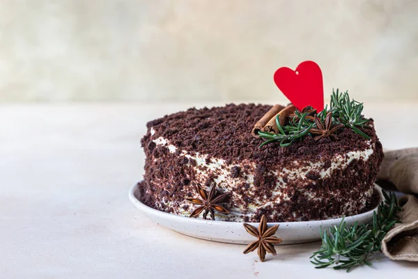 Schichtiger Schokoladenkuchen Mit Rotem Herz Rosmarin Zimt Und Anis Verziert — Stockfoto