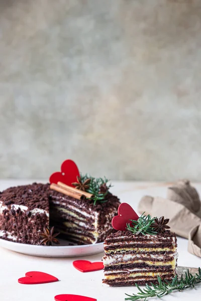 Das Stück Schokoladenkuchen Und Rote Herzen Auf Hellem Betongrund Festliche — Stockfoto