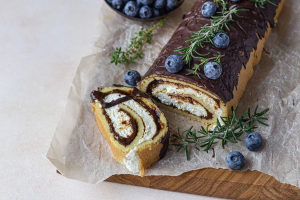 Rollo Bizcocho Con Chocolate Queso Crema Decorado Con Glaseado Chocolate — Foto de Stock