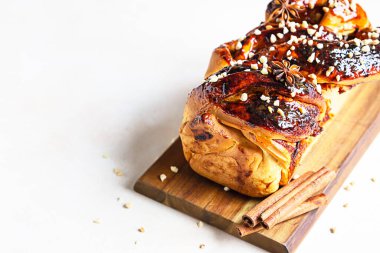 Babka veya kayısı reçeli ve fındıklı brioche ekmeği. Kahvaltı için ev yapımı hamur işi. Somut bir geçmiş. Seçici odak.