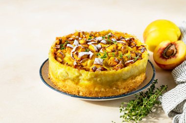 Kremalı ev yapımı şifon kek ve kekik ve şeker tozuyla süslenmiş nektarinler. Seçici odak.