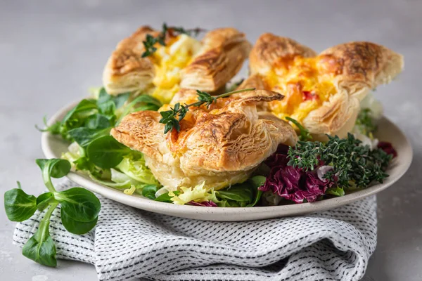 Puff Cukrászsütemény Mini Quiche Pite Vagy Torta Zöldségekkel Tálalva Egy — Stock Fotó