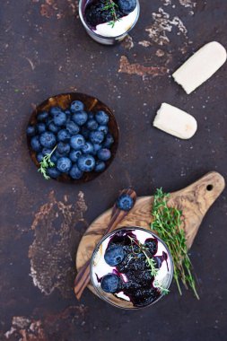 Maskarpone ya da ricotta peynirinden, yaban mersinli ve bisküvili koyu betondan yapılmış bir tatlı. Fırında cheesecake ya da tiramisu yok. Üst görünüm.