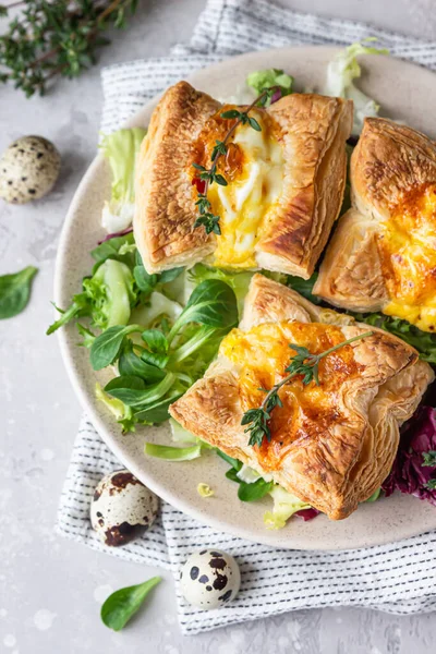 Puff Pastry Mini Quiche Taart Taart Met Groenten Geserveerd Een — Stockfoto