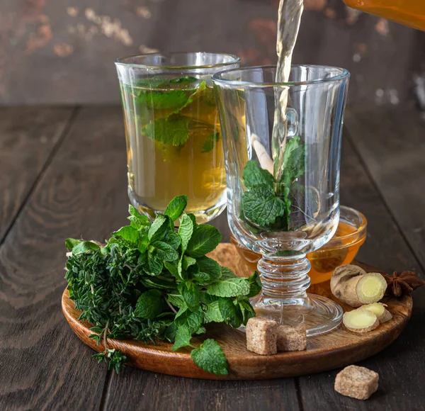 Folyamat Teát Főz Forró Gyógynövény Vagy Menta Tea Friss Gyógynövényekkel — Stock Fotó