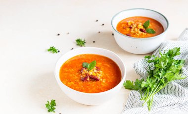 Ev yapımı kalın mercimek ve sebzeli kırmızı fasulye çorbası otlarla süslenmiş. Formda ve sağlıklı, vejetaryen ve vejetaryen yemeği. Seçici odak.