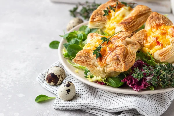 Puff Pastry Mini Quiche Taart Taart Met Groenten Geserveerd Een — Stockfoto