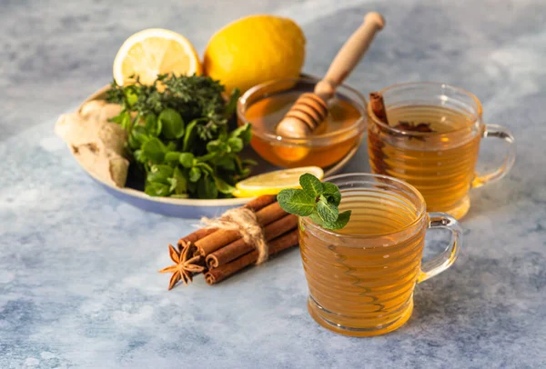 Дві Чашки Гарячим Чаєм Травами Спеціями Лимоном Коренем Імбиру Медом — стокове фото
