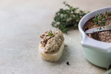 Ciabatta ile tavuk veya hindi ciğeri kekik ile ezme, beton arka plan. Seçici odak.