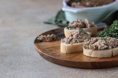 Ciabatta ile tavuk veya hindi ciğeri kekik ile ezme, beton arka plan. Seçici odak.