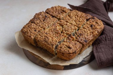 Çikolatalı yulaf ezmesi kareleri, açık beton arka plan. Diyet çikolatalar. Kahvaltı ya da tatlı için sağlıklı fırın.