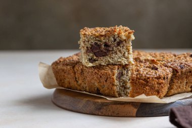 Çikolatalı yulaf ezmesi kareleri, açık beton arka plan. Diyet çikolatalar. Kahvaltı ya da tatlı için sağlıklı fırın.