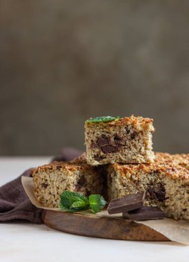 Çikolatalı yulaf ezmesi kareleri, açık beton arka plan. Diyet çikolatalar. Kahvaltı ya da tatlı için sağlıklı fırın.