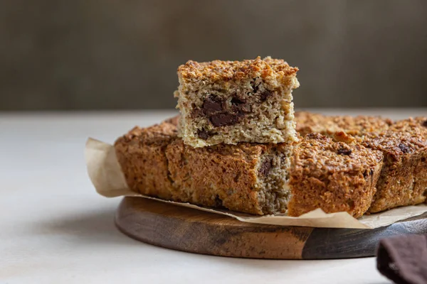 Çikolatalı yulaf ezmesi kareleri, açık beton arka plan. Diyet çikolatalar. Kahvaltı ya da tatlı için sağlıklı fırın.