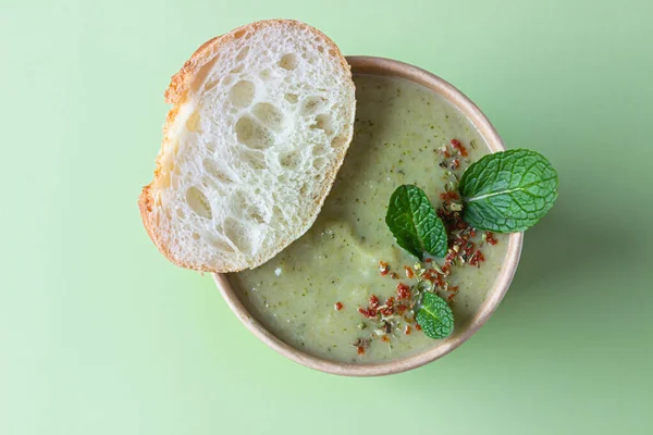 Sopa Creme Brócolis Fresco Servido Com Pão Fresco Hortelã Especiarias — Fotografia de Stock