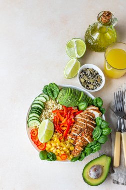 Bulgur, ızgara tavuk, dolmalık biber, salatalık, mısır, avokado ve ıspanak. Buda kasesi. Sağlıklı gıda konsepti. Seçici odaklanma. Üst görünüm.