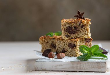 Çikolatalı yulaf ezmesi kareleri, açık beton arka plan. Diyet çikolatalar. Kahvaltı ya da tatlı için sağlıklı bir fırın. Seçici odak.