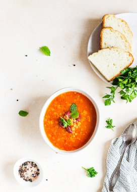 Sıcak ve baharatlı, kalın mercimek ve konserve domates ve kişniş soslu fasulye çorbası. Somut arka plan, seçici odaklanma. Üst görünüm.