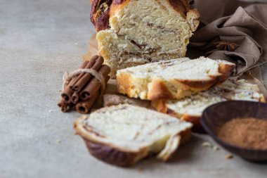 Babka ya da tarçınlı ve esmer şekerli brioche ekmeği. Kahvaltı için ev yapımı hamur işi. Seçici odak.