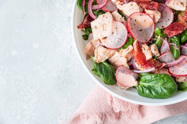 Ispanaklı salata, ızgara somon, turp ve Sicilya kırmızı portakalı. Lezzetli ve sağlıklı yiyecekler için konsept. Üst Manzara. Uzayı kopyala Seçici odak.