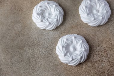 Boş meringue yuvaları, hafif taş arka plan. Lezzetli bir tatlı için kavram.