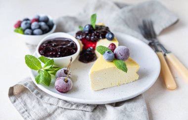 Dilimlenmiş süzme peynir güveci ya da naneli böğürtlen ve peynirli peynirli kek. Ricotta güveci. Sağlıklı kahvaltı ya da tatlı. Seçici odak.