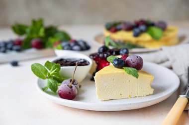 Dilimlenmiş süzme peynir güveci ya da naneli böğürtlen ve peynirli peynirli kek. Ricotta güveci. Sağlıklı kahvaltı ya da tatlı. Seçici odak.