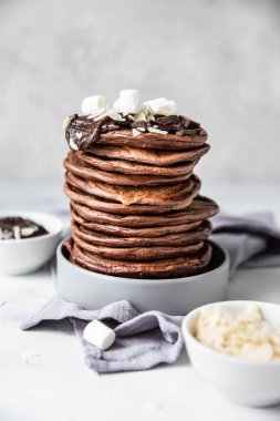Erimiş çikolatalı gözleme, badem ezmesi ve lokum, açık arkaplan. Seçici odak.