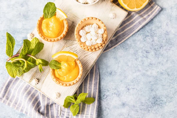 Shortbread Törtchen Gefüllt Mit Zitronenquark Minz Und Zitronenscheiben Und Mini — Stockfoto