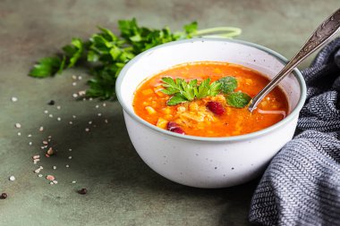 Ev yapımı kalın mercimek ve sebzeli kırmızı fasulye çorbası otlarla süslenmiş. Formda ve sağlıklı, vejetaryen ve vejetaryen yemeği.