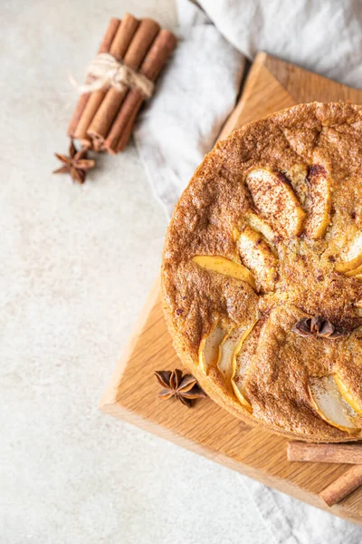 Appeltaart met kaneel op houten plank, lichte betonnen ondergrond. Semolina cake met appel en specerijen. Zelfgemaakte mannik. — Stockfoto