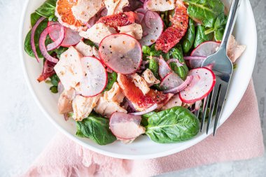 Ispanaklı salata, ızgara somon, turp ve Sicilya kırmızı portakalı. Lezzetli ve sağlıklı yiyecekler için konsept. Üst Manzara. Seçici odak.