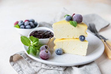 Vanilyalı, kabuksuz peynirli kek ya da naneli ve dutlu süzme peynirli güveç. Ricotta güveci. Sağlıklı kahvaltı ya da tatlı. Seçici odak.