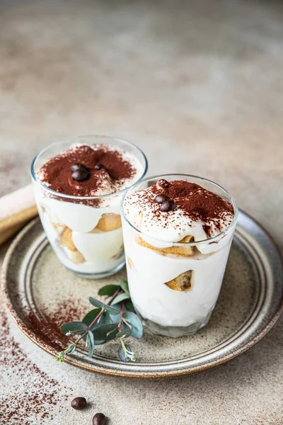 Traditionele Italiaanse Dessert Tiramisu Glas Licht Stenen Achtergrond Koffie Smaak — Stockfoto