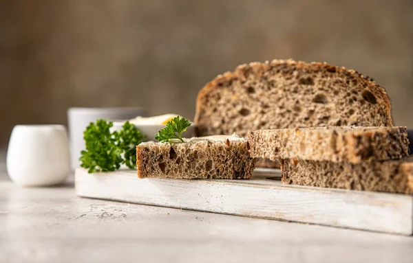 Pane Multigrano Artigianale Appena Sfornato Con Burro Patè Colazione Con — Foto Stock