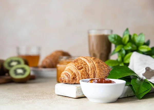 Reggeli Egy Csésze Kávéval Friss Ropogós Croissant Lekvár Kivi Gyümölcslé — Stock Fotó