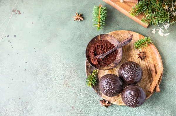 Ízletes Kakaóbombák Mályvacukorral Csokoládéval Fából Készült Tányéron Fenyőágakkal Fűszerekkel Trendi — Stock Fotó