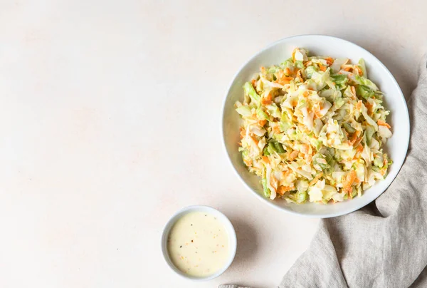 Coleslaw Insalata Cavolo Bianco Triturato Carota Grattugiata Rabarbaro Con Maionese — Foto Stock