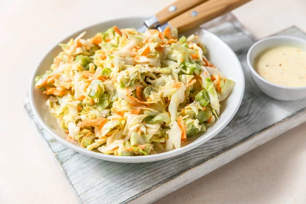 Coleslaw 입니다 양배추를 잘게썰어서 샐러드 갈아서 과붉은 마요네즈가 곁들인 가벼운 — 스톡 사진