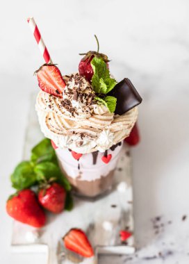 Çikolata ve çilekli milkshake, dondurmalı ve kremalı, mini kremalı, çikolatalı, çilekli ve naneli..
