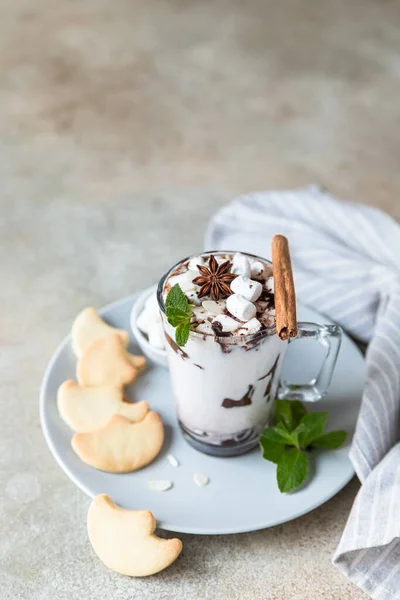 Vakantie warme chocolademelk of cacao met marshmallow en kaneel geserveerd met zelfgemaakte boterkoekjes. — Stockfoto