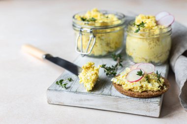 Yumurtalı tart, salata, turp ve kekik. Cam kavanoza yumurta sosu..